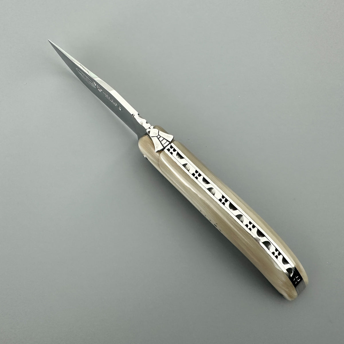 Cenital view of Laguiole en Aubrac Hunting Knife with Blonde Solid Horn over a light gray background