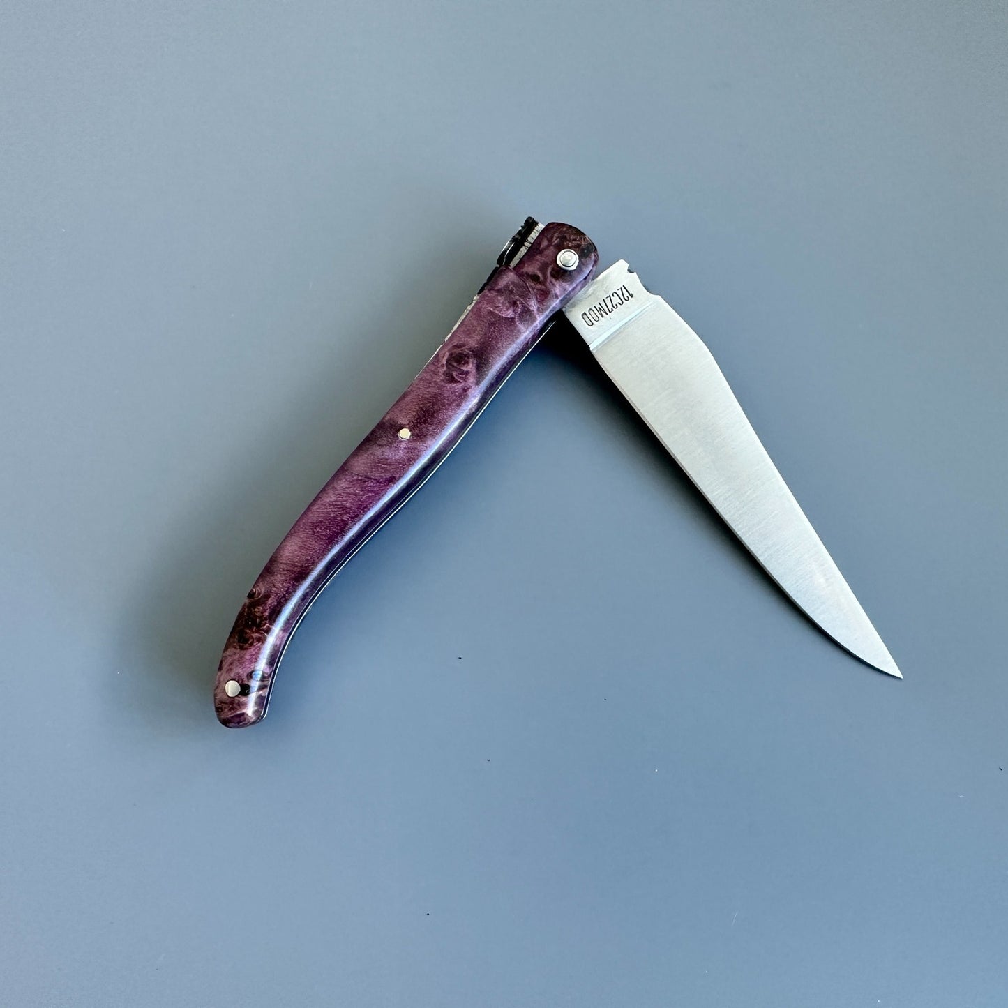 Reverse view of the open Laguiole en Aubrac L0512WPH/FS-BP55 knife with a Purple Poplar Burl handle.