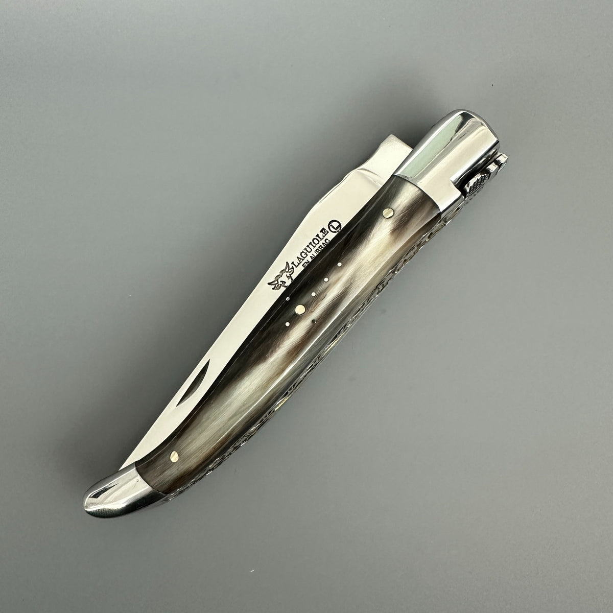 Laguiole en Aubrac double-plated pocket knife with a solid horn handle in closed position